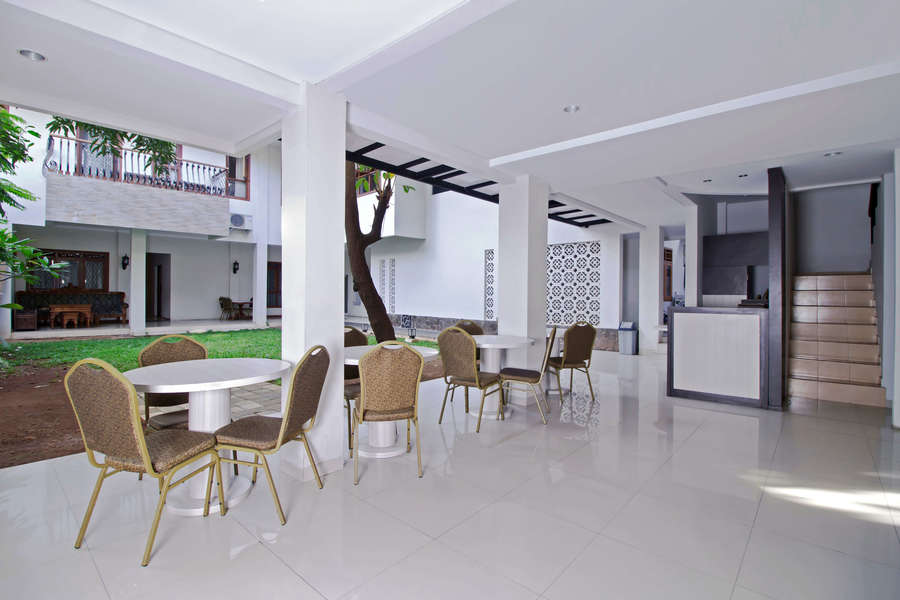 RedDoorz Plus @ Kelapa Dua Kebon Jeruk - Hotel Murah Diskon 25%