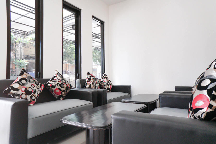 RedDoorz Plus @ Tlogomas - Book Budget Hotel Starting 99K