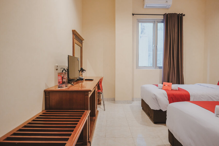 RedDoorz Plus near Plaza Blok M - Book Budget Hotel 99K