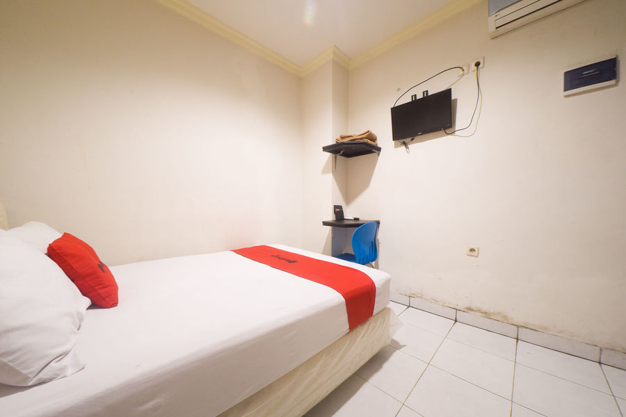 RedDoorz near Ambon Plaza Book Budget Hotel 99K sirimauz