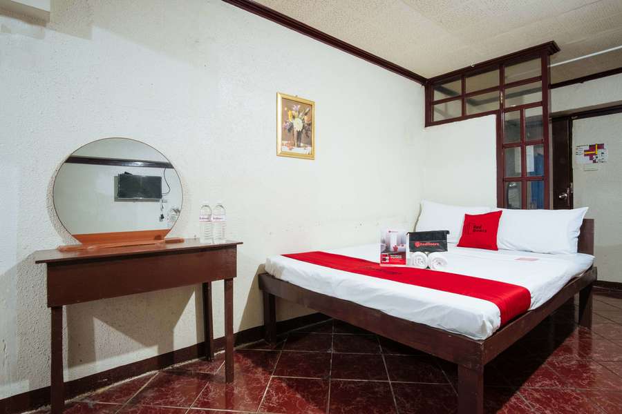 RedDoorz Downtown Bacolod Hotel 499PHP Bacolod City
