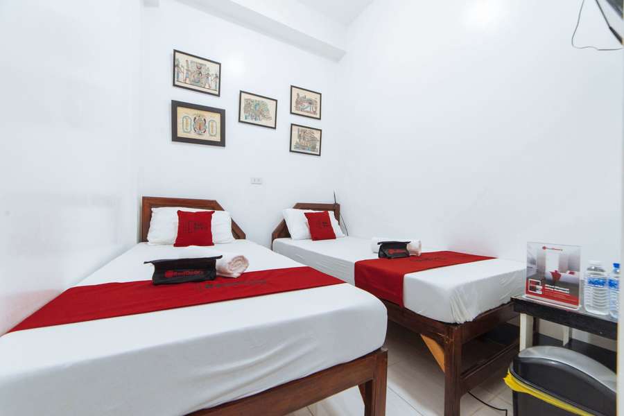 RedDoorz Plaza Jaro Iloilo Book Budget Hotel Iloilo