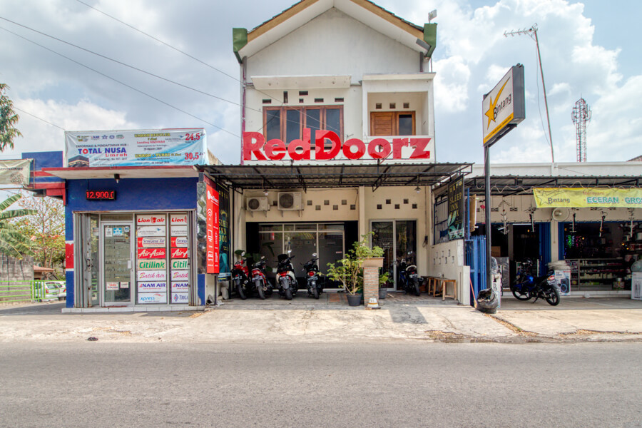 RedDoorz Hostel near Terminal Condongcatur Jogja-Book Hotel Yogyakarta