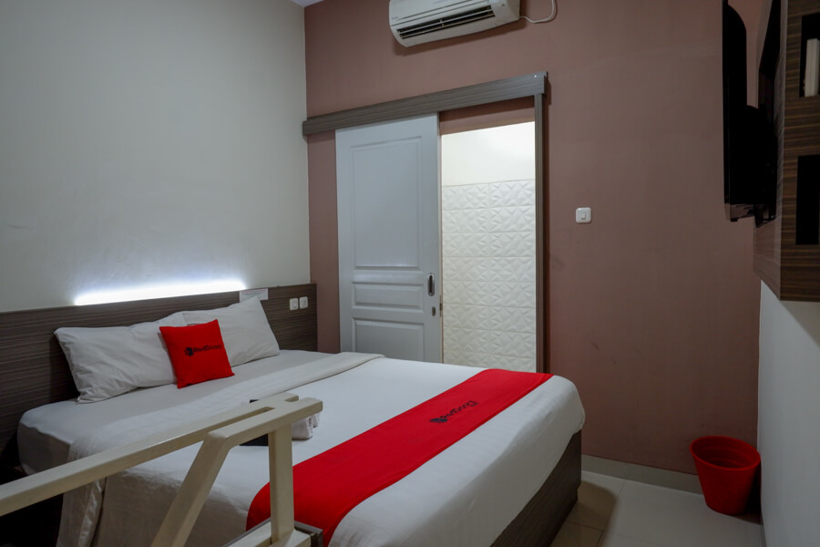 Book RedDoorz Plus Syariah near Paragon Mall Semarang only at RedDoorz