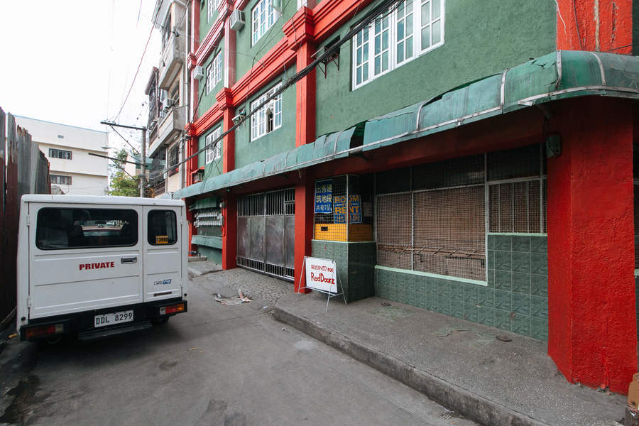 RedDoorz near Pasay Rotonda