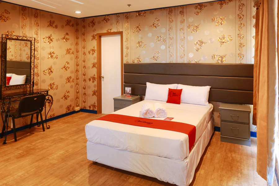 Booking Hotel RedDoorz Plus Castle Chateau Iloilo murah di RedDoorz