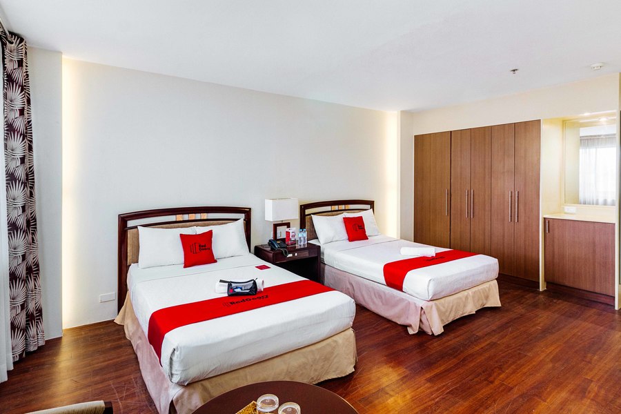 RedDoorz Plus near Mango Avenue Budget Hotel 25  Off
