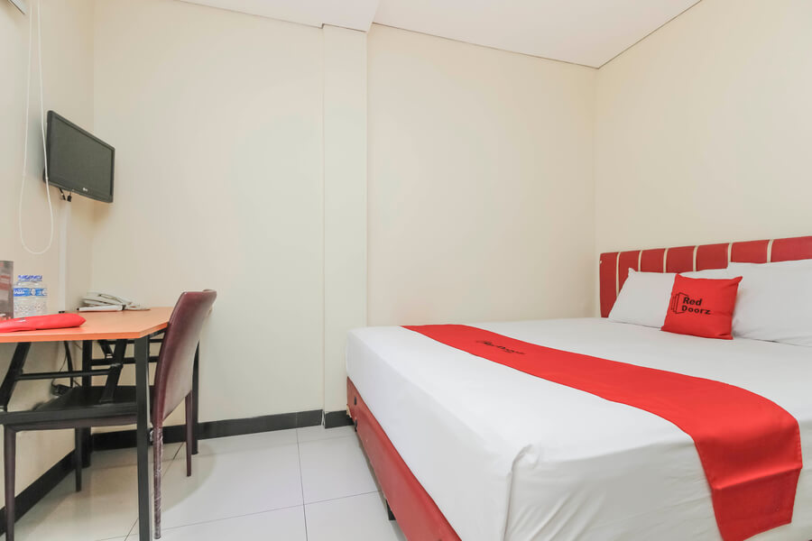 Booking Hotel RedDoorz Plus Jalan Pemuda Jakarta murah di RedDoorz
